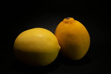 Siyah arkaplandaki limonlar