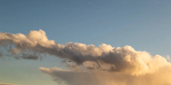 Felhős Háttér Egy Repülővel Távolban — Stock Fotó
