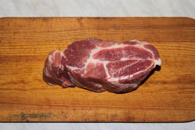 Tahtada çiğ et. Domuz budu.