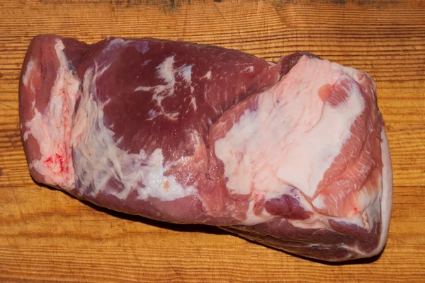 Trozo Cerdo Crudo Una Tabla Madera Corte Cuello Para Filetes —  Fotos de Stock