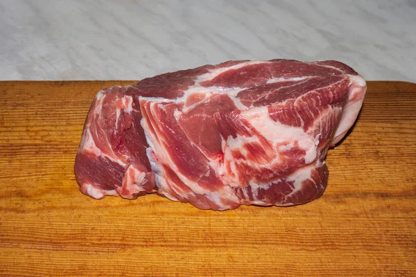 Carne Cruda Una Tabla Madera Chuleta Cuello Cerdo — Foto de Stock