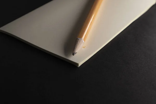 Notepads Crayon Jaune Sur Une Surface Table Noire — Photo