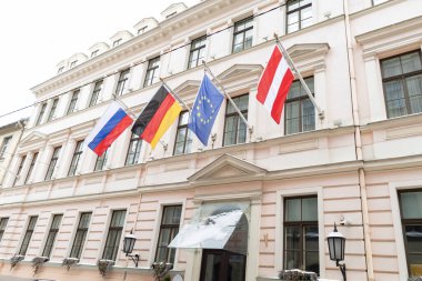 Binanın duvarında Rusya, Almanya, Avrupa Birliği ve Avusturya 'nın bayrakları