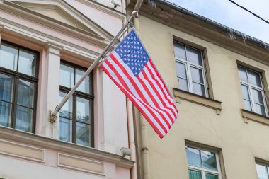 Binanın duvarında Amerika Birleşik Devletleri bayrağı var.