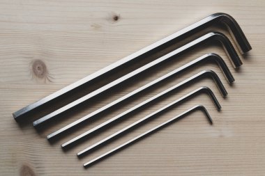 Tahta bir yüzeyde uğursuz tuşlar