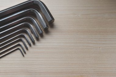 Tahta bir yüzeyde uğursuz tuşlar