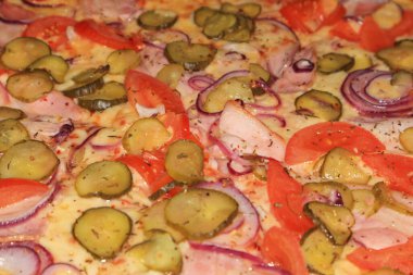 Pastırmalı pizzanın arka planı, yakın plan turşulu. Yumuşak odak