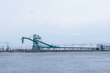 Limandaki petrol nakil terminali