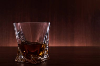 Masada bir bardak viski.