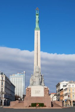 Riga 'daki Letonya Özgürlük Anıtı. Riga, Letonya - 21. 2021 yılı.