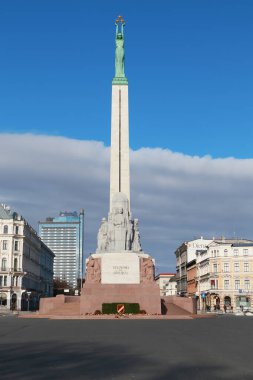 Riga 'daki Letonya Özgürlük Anıtı. Riga, Letonya - 21. 2021 yılı.