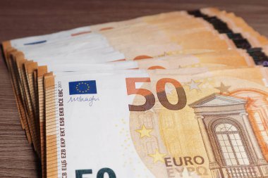 50 Euro 'luk banknot yığını. Yumuşak odak