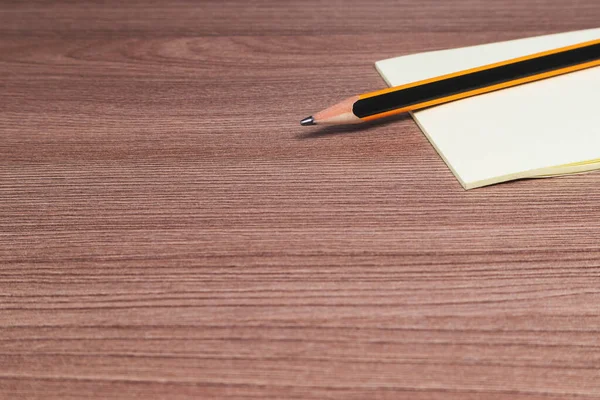 Folletos Para Notas Lápiz Sobre Una Mesa Madera Marrón Enfoque — Foto de Stock