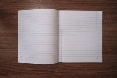 Masanın üzerinde açık bir defter.