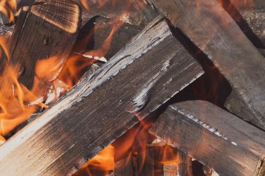 Yakacak odunların arka planı. Ateş ve kömür.