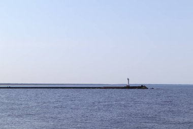 Uzun beton iskele ve deniz feneri.