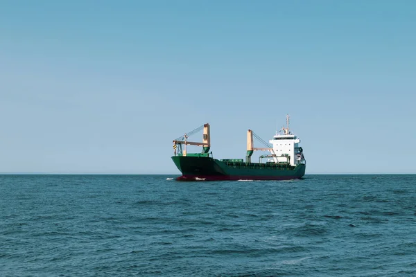 Una Nave Cargo Verde Sta Navigando Mare — Foto Stock