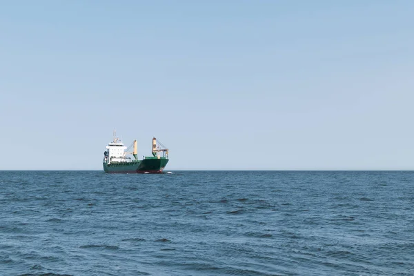 Вантажний Корабель Пливе Морі — стокове фото