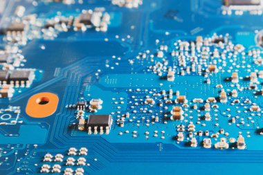 Elektronik devre kartı. Yaklaş, yumuşak odaklan..