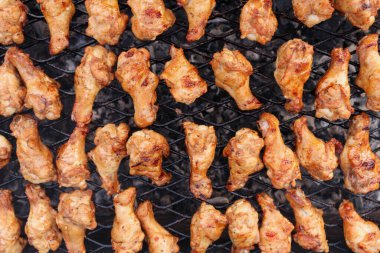 Tavuk kanatları mangalda kızarır..