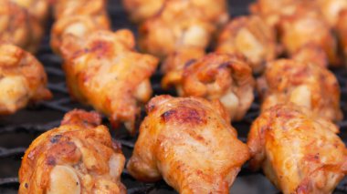 Izgara tavuk, yarım kanat, yakın plan..