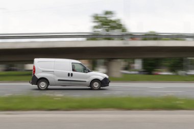 Cargo van Opel Combo caddeden aşağı gidiyor. Riga, Letonya - 20 Mayıs 2021.