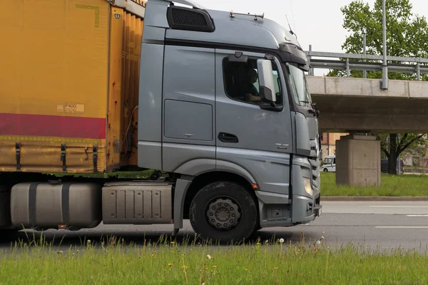 Mercedes Benz Actros Lkw Fährt Die Straße Hinunter Riga Lettland — Stockfoto