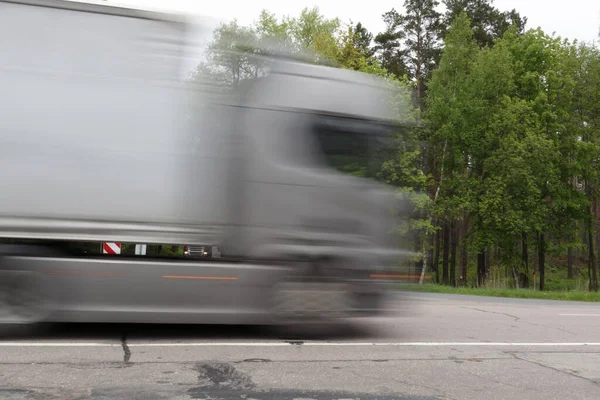 Lkw Mit Sattelauflieger Fährt Mit Hoher Geschwindigkeit Bewegungsunschärfe — Stockfoto