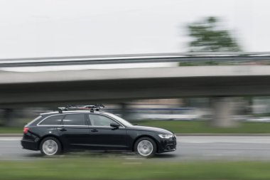 Hareket Audi A6 'yı bulanıklaştırdı. Hızlı hareket eden araba. Riga, Letonya - 20 Mayıs 2021.