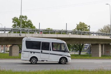 Kamp Dethleffs Evan hareket halinde. Riga, Letonya - 20 Mayıs 2021.