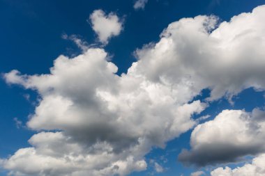 Büyük beyaz bulutların arkaplanı.