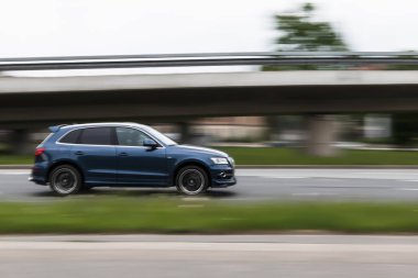 Hareket Audi Q5 'i bulanıklaştırdı. Riga, Letonya - 20 Mayıs 2021.