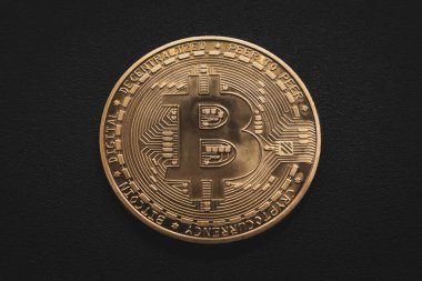Bitcoin para siyah bir masa üzerinde yakın plan.