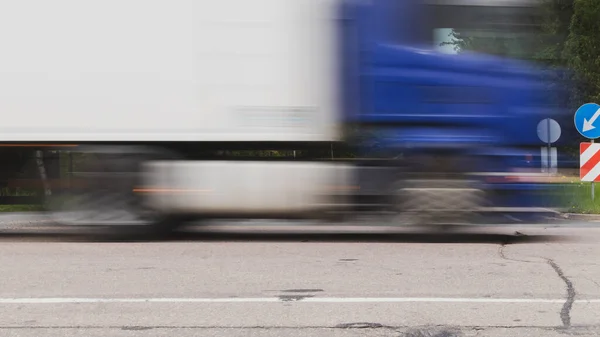 Bewegung Verschwommen Lkw Bewegt Sich Mit Hoher Geschwindigkeit — Stockfoto
