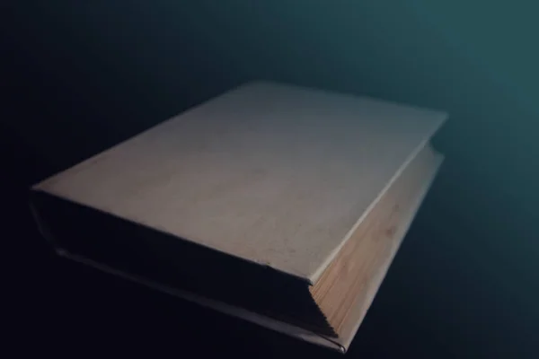 Livro Antigo Com Capas Branco Escuro Foco Suave — Fotografia de Stock