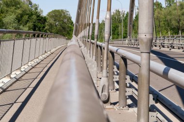 Köprüdeki metal yapılar. Seçici odak.