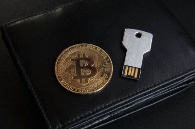 Bitcoin madeni para, siyah deri cüzdanda USB metal anahtar.