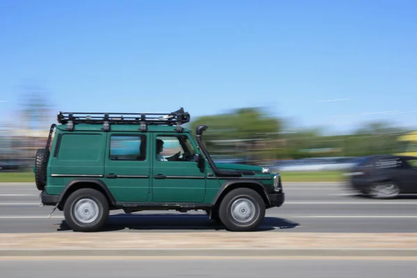 Πράσινο Όχημα Εκτός Δρόμου Mercedes Κατηγορία Είναι Οδήγηση Στο Δρόμο — Φωτογραφία Αρχείου