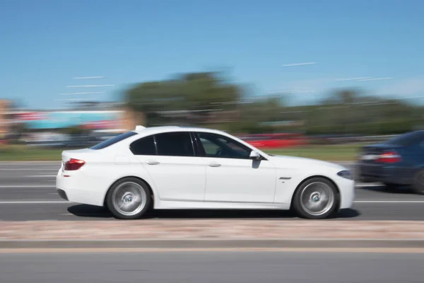 Bmw Serie Bianca Guida Strada Alta Velocità Sfocatura Del Movimento — Foto Stock