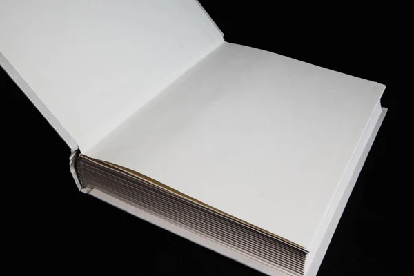 Libro Abierto Con Una Página Blanco Sobre Fondo Negro —  Fotos de Stock