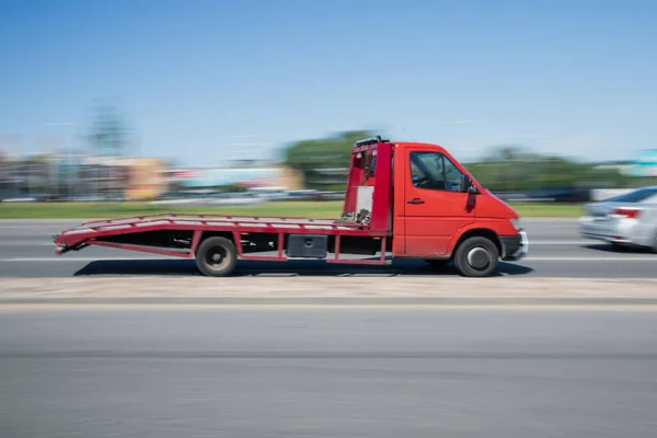 Ένα Κόκκινο Φορτηγό Ρυμούλκησης Οδηγεί Στο Δρόμο Μεγάλη Ταχύτητα Θόλωμα — Φωτογραφία Αρχείου