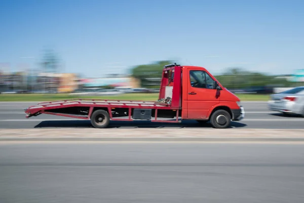 Une Dépanneuse Rouge Roule Dans Rue Grande Vitesse Flou Mouvement — Photo