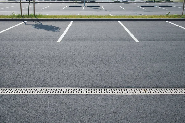 设有白色沥青停车线的大型停车场 — 图库照片