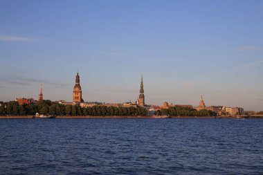 Nehir kıyısından Riga siluetinin manzarası.