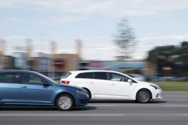 Riga 'daki Krasta Caddesi boyunca yoğun trafikte hızla giden araçlar. Hareket bulanıklığı. Riga, Letonya - 28 Haziran 2021.