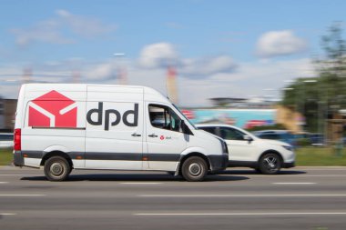 Beyaz DPD kurye kargo aracı malları teslim ediyor. Hareket bulanıklığı. Riga, Letonya - 28 Haziran 2021