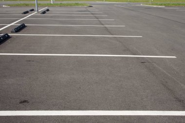 Beyaz asfalt park çizgileri olan park yeri..