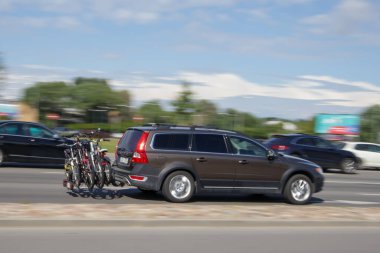 Volvo XC70 'in özel montajlı bisikleti var. Hareket bulanıklığı. Riga, Letonya - 28 Haziran 2021.