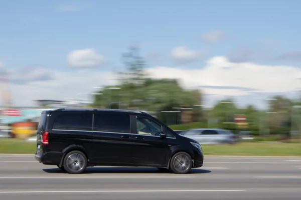 Silnici Jede Černý Osobní Minivan Mercedes Třídy Rozmazaný Pohyb Riga — Stock fotografie