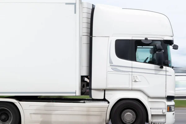 Witte Truck Met Oplegger Vrachtvervoer Concept Bewegingsvervaging — Stockfoto